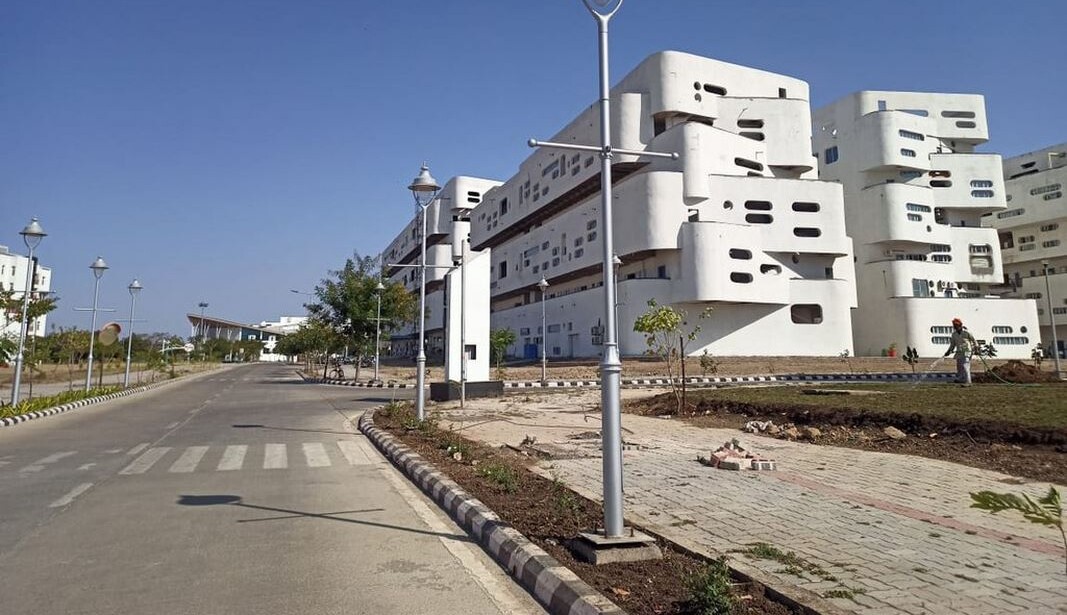 A spotless road in front of the Vanadium building of IIT Indore – credit CC 4.0. BY-SA, Abhijit Panda